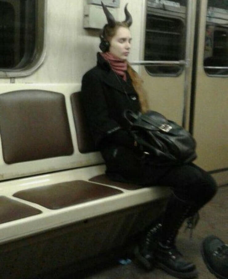 Pessoas extrovertidas vistas em metrô