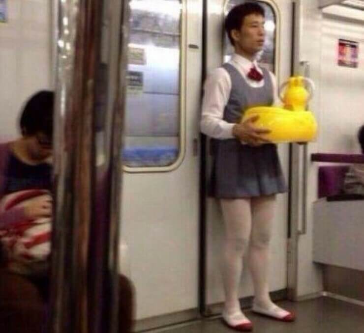 Pessoas extrovertidas vistas em metrô