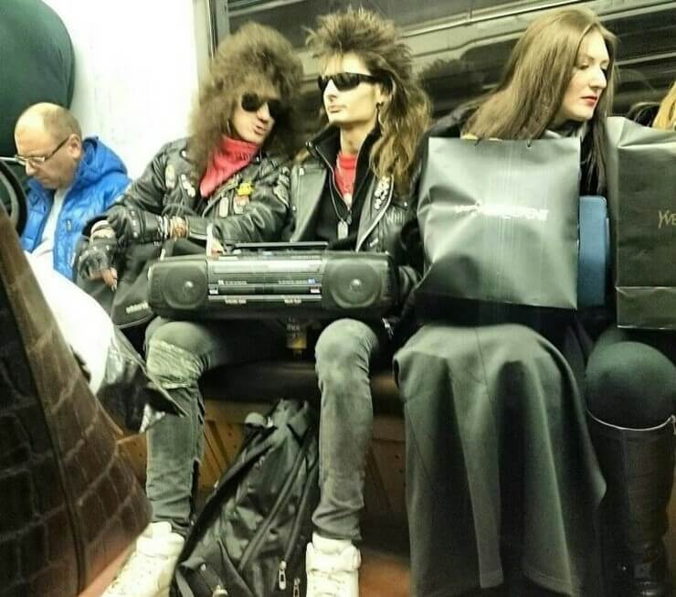 Pessoas extrovertidas vistas em metrô