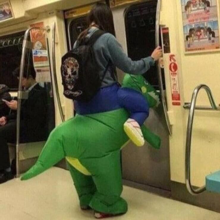 Pessoas extrovertidas vistas em metrô