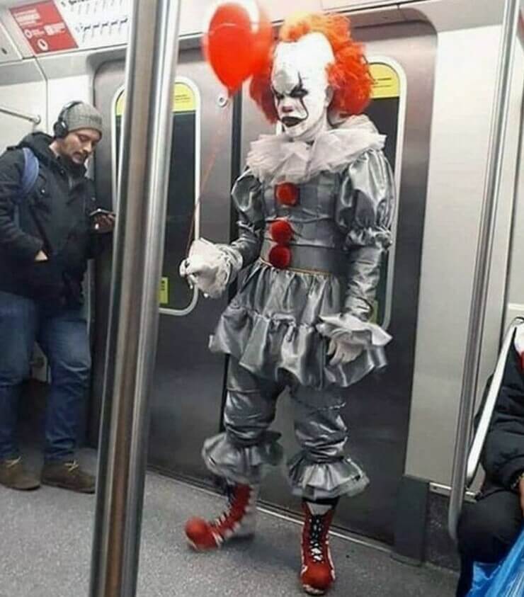 Pessoas extrovertidas vistas em metrô