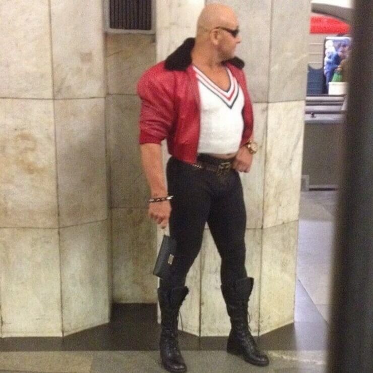 Pessoas extrovertidas vistas em metrô