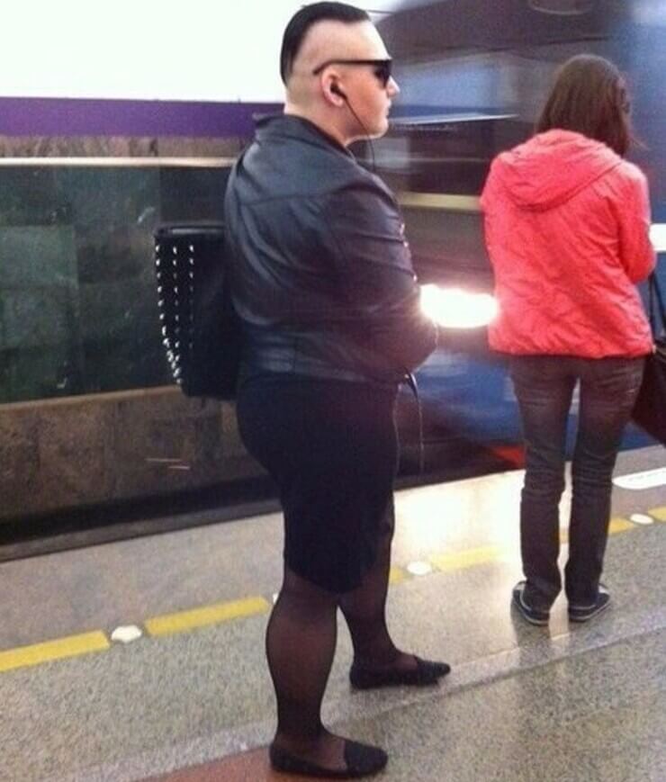 Pessoas extrovertidas vistas em metrô