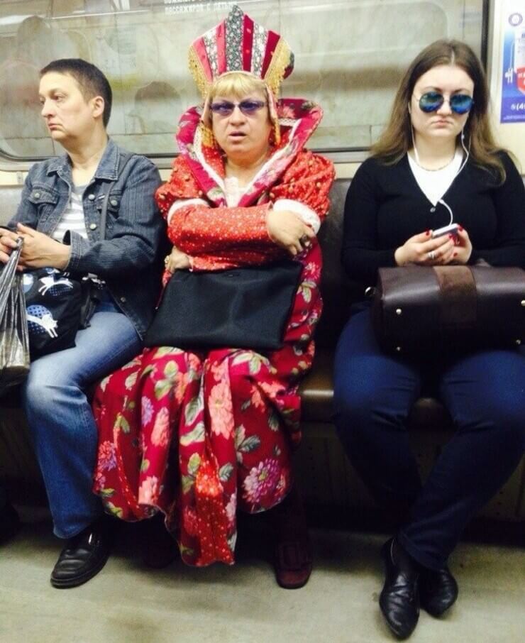 Pessoas extrovertidas vistas em metrô