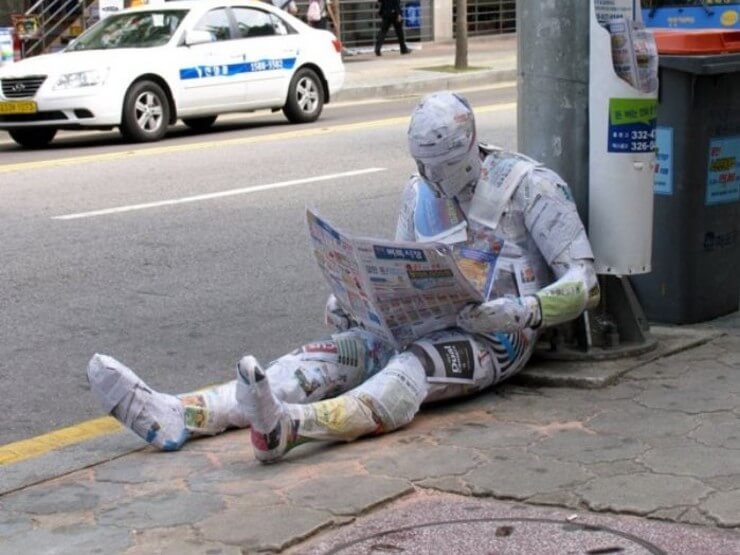 Manequins bizarros que divertem as pessoas nas ruas