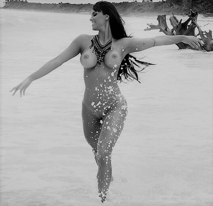 Carol Dias pelada na Revista Sexy