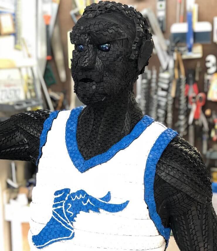 Escultura de pneu do artista americano Blake McFarland