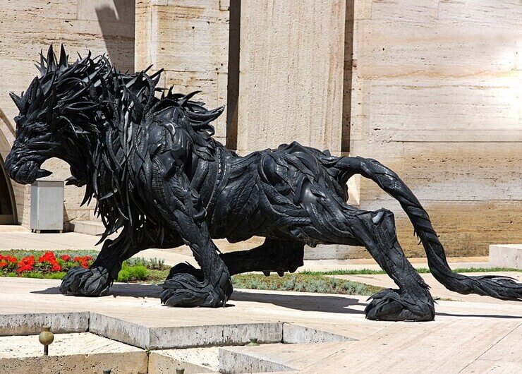 Escultura de pneu do artista americano Blake McFarland