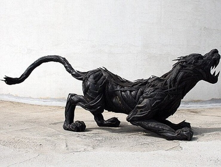 Escultura de pneu do artista americano Blake McFarland