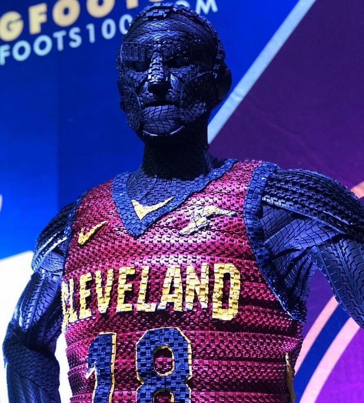 Escultura de pneu do artista americano Blake McFarland