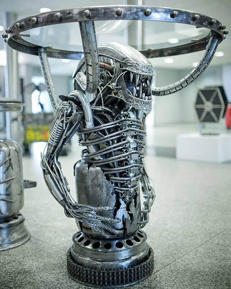 Escultura de sucata do artista polonês Sebastian Kucharski