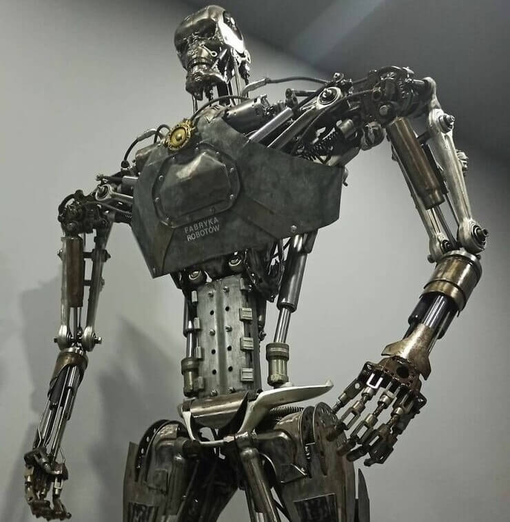 Escultura de sucata do artista polonês Sebastian Kucharski