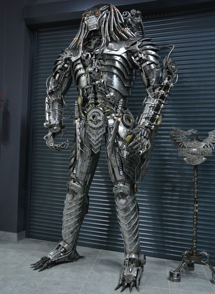 Escultura de sucata do artista polonês Sebastian Kucharski