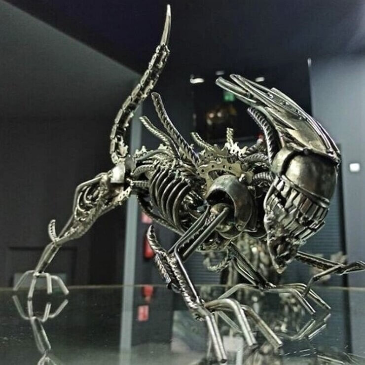 Escultura de sucata do artista polonês Sebastian Kucharski