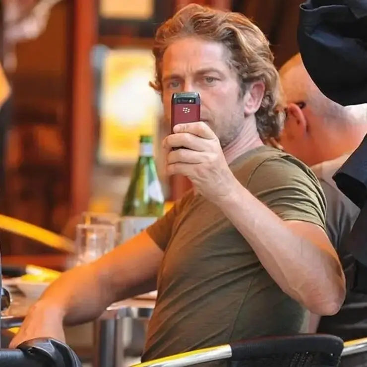 Reações engraçadas de celebridades ao avistarem os paparazzi Reações engraçadas de celebridades diante de paparazzi