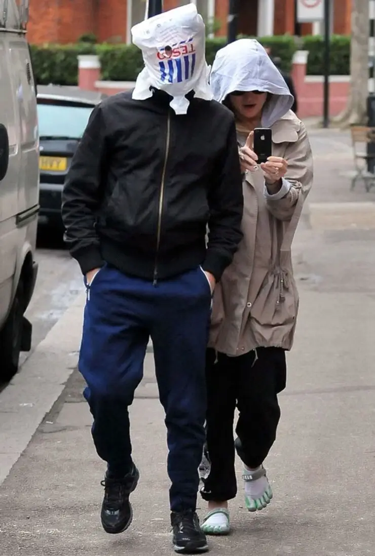 Reações engraçadas de celebridades ao avistarem os paparazzi Reações engraçadas de celebridades diante de paparazzi