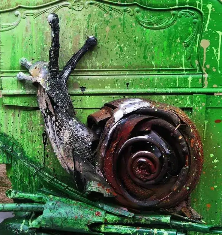Esculturas de lixo fazem alerta sobre a poluição no planeta Esculturas de lixo feitas pelo artista português Artur Bordalo
