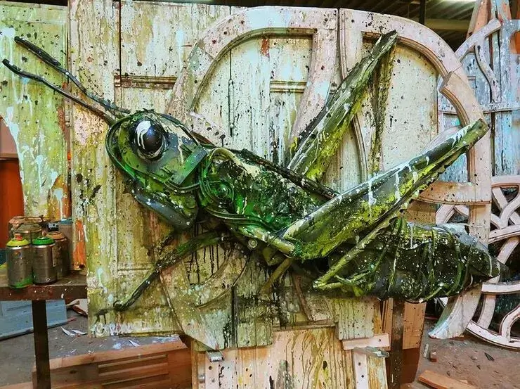 Esculturas de lixo fazem alerta sobre a poluição no planeta Esculturas de lixo feitas pelo artista português Artur Bordalo