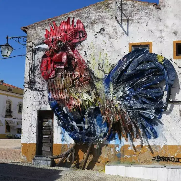 Esculturas de lixo fazem alerta sobre a poluição no planeta Esculturas de lixo feitas pelo artista português Artur Bordalo