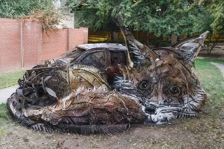 Esculturas de lixo fazem alerta sobre a poluição no planeta Esculturas de lixo feitas pelo artista português Artur Bordalo