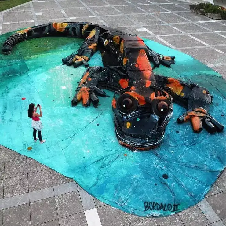 Esculturas de lixo fazem alerta sobre a poluição no planeta Esculturas de lixo feitas pelo artista português Artur Bordalo
