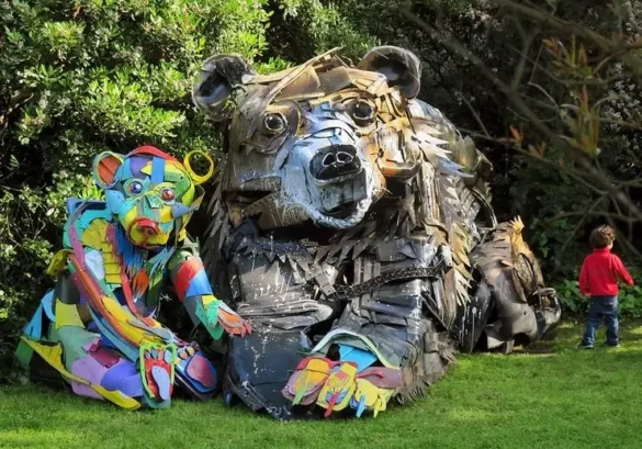 Esculturas de lixo feitas pelo artista português Artur Bordalo