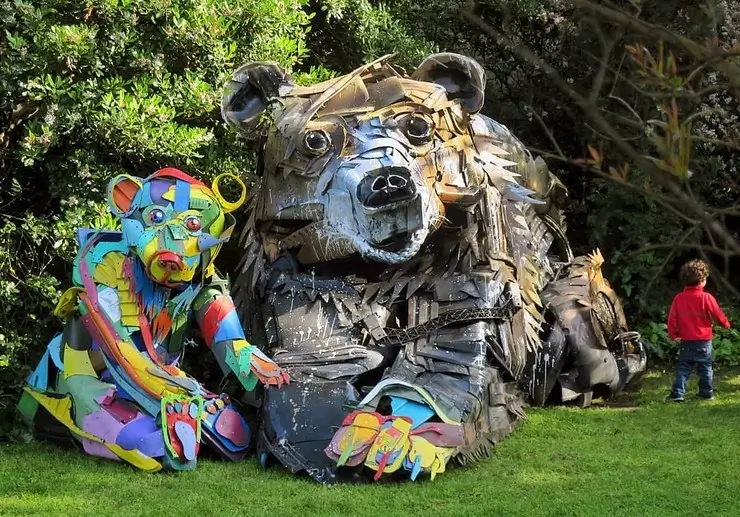 Esculturas de lixo fazem alerta sobre a poluição no planeta Esculturas de lixo feitas pelo artista português Artur Bordalo